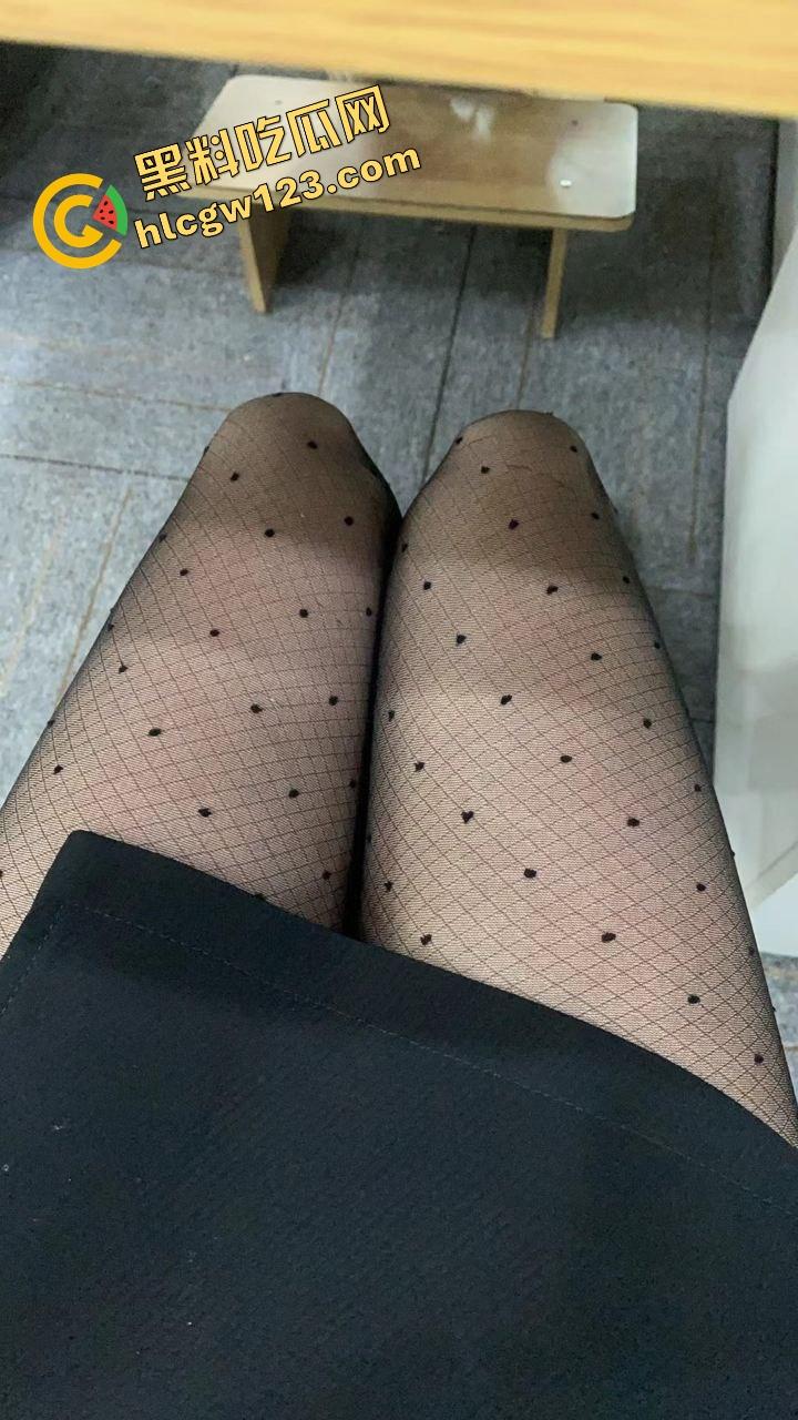 这秘书骚得要命,结婚照样每天黑丝高跟上班,撅屁股装掉笔逼都快露出来了,鸡巴都被看肿了!-10