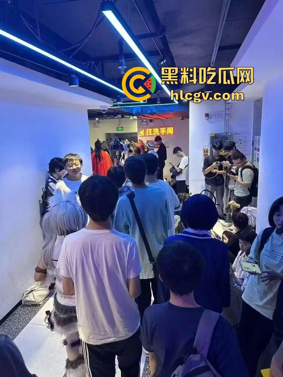 广州动漫星城厕所门事件,TScoser『鹅宝不是鹅』免费提供屁眼享受,男厕排队操!-11