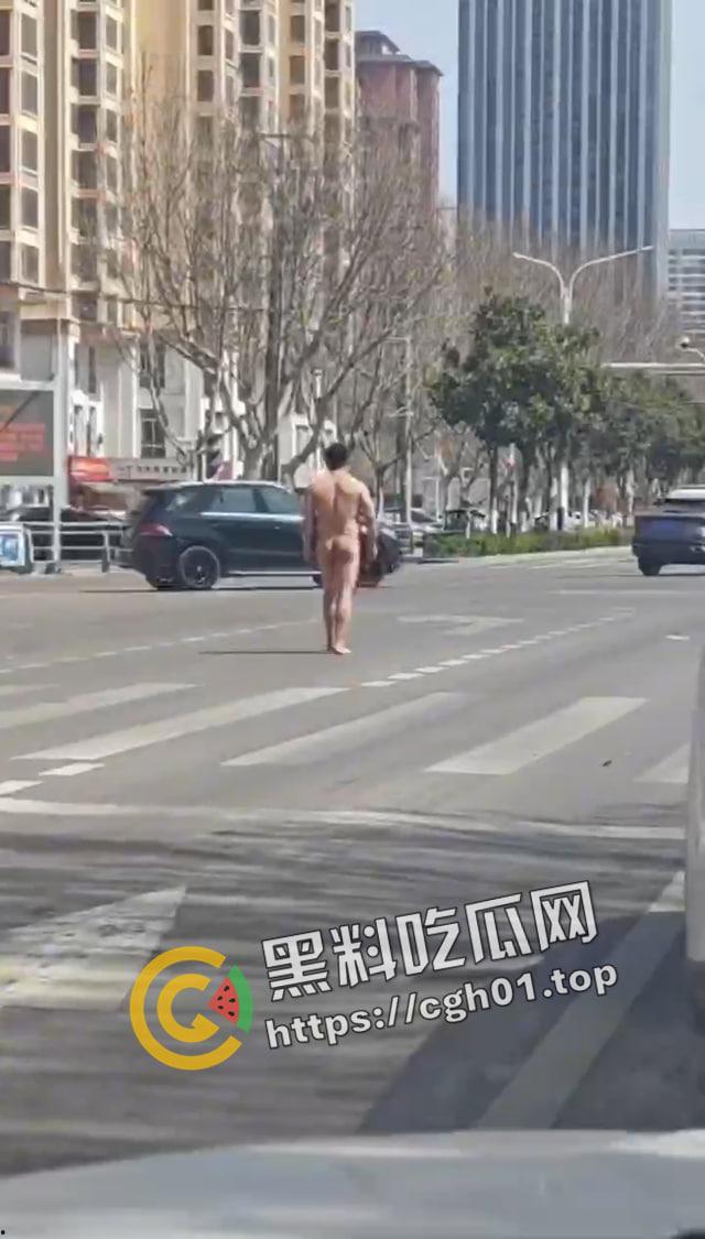 宿州市区内肌肉男裸奔 一人大战三名警察 路人都喊好 前排吃瓜直达-2