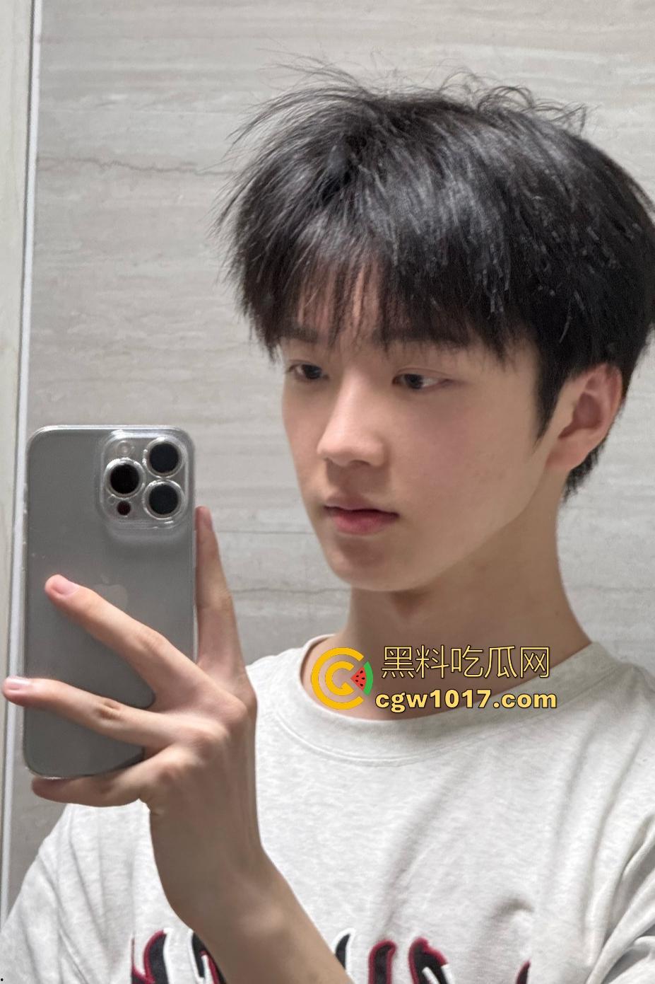 精神小伙睡兄弟对象抓奸现场挨打!偷情女友竟还用剪刀威胁男友,兄弟们气不过直接打小三嘴角出血!-1