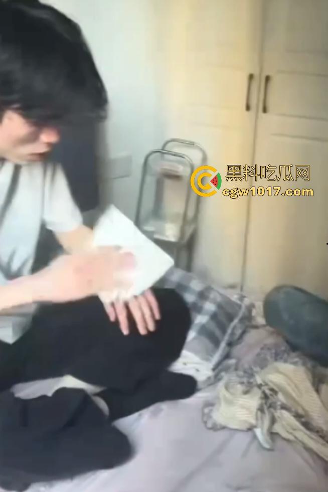 精神小伙睡兄弟对象抓奸现场挨打!偷情女友竟还用剪刀威胁男友,兄弟们气不过直接打小三嘴角出血!-4