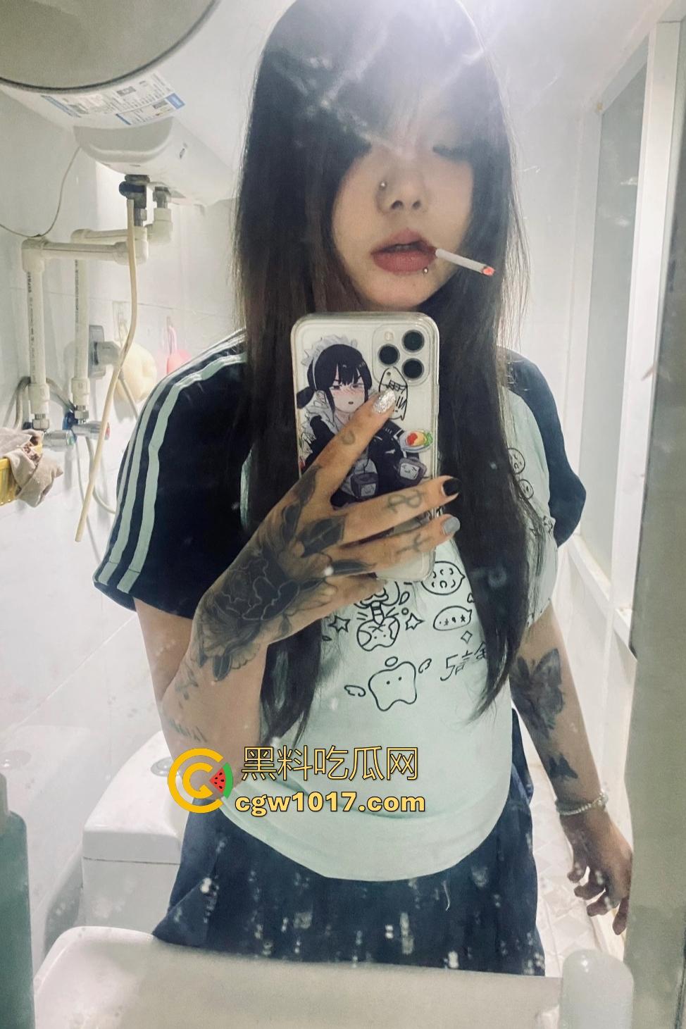 精神小伙睡兄弟对象抓奸现场挨打!偷情女友竟还用剪刀威胁男友,兄弟们气不过直接打小三嘴角出血!-5