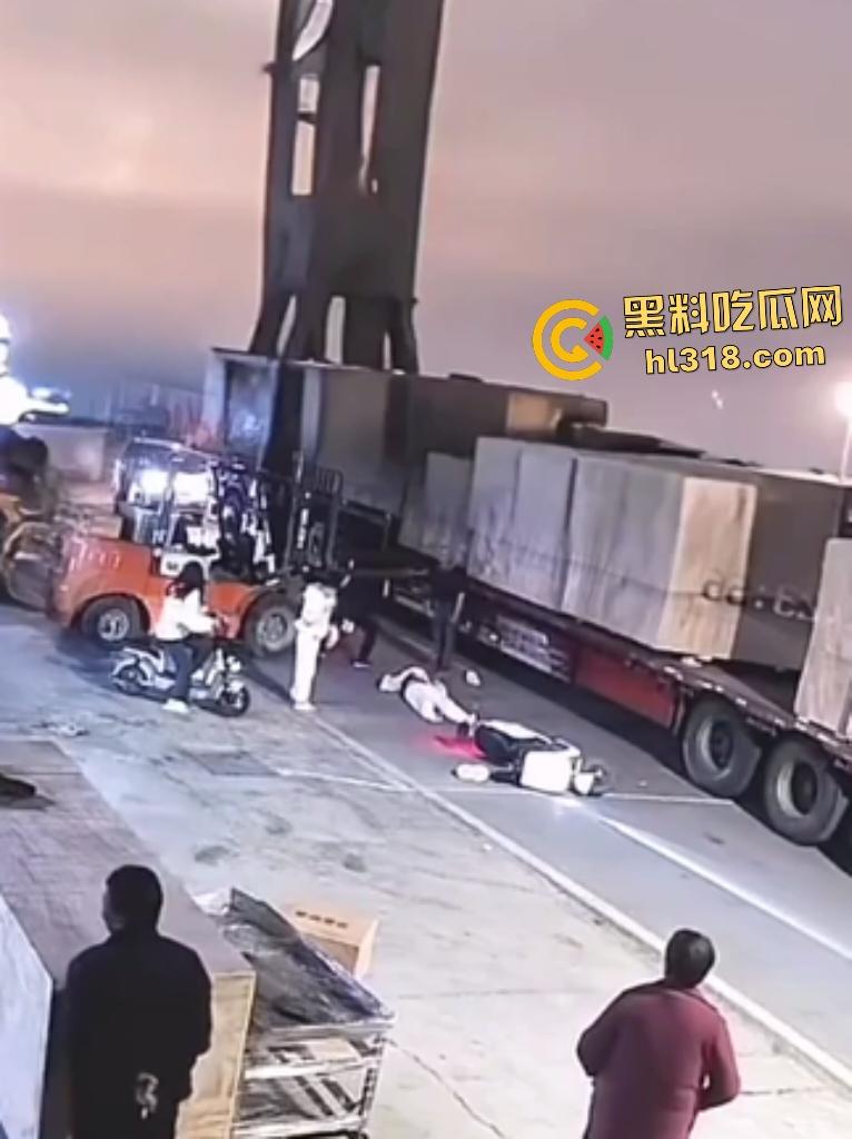 厂内精神小伙耍帅飙电动车遭叉车爆头,撞飞断颈抽搐,几秒后又来第二人紧跟送命!-4