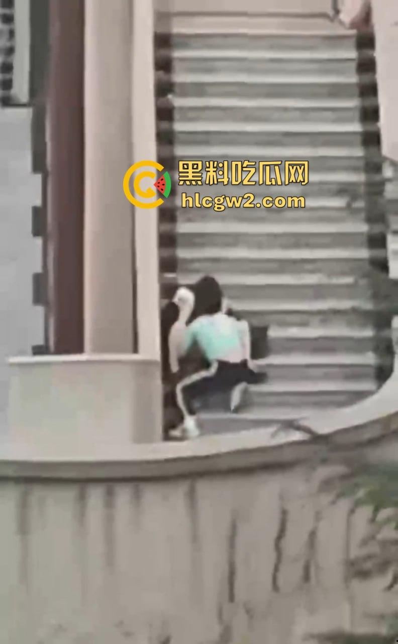 兰州交通大学楼梯口惊现舔逼狂魔 情侣温存男友上头狂舔边舔边看敌情,妹子淫水直流全校看笑话!-3