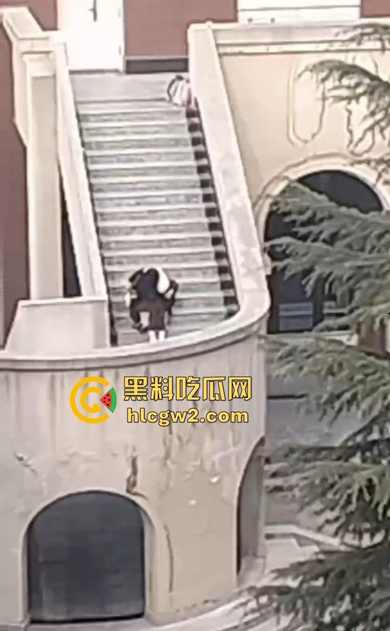 兰州交通大学楼梯口惊现舔逼狂魔 情侣温存男友上头狂舔边舔边看敌情,妹子淫水直流全校看笑话!-4