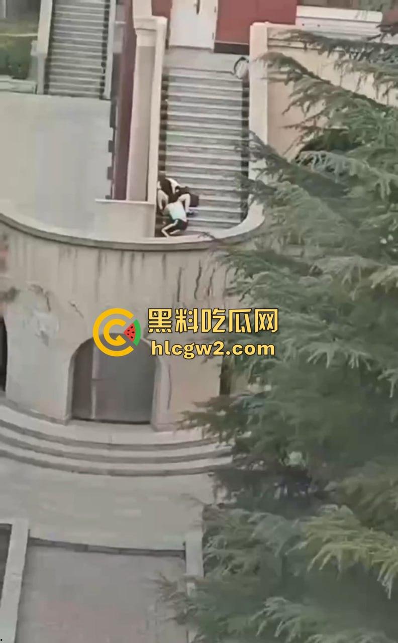 兰州交通大学楼梯口惊现舔逼狂魔 情侣温存男友上头狂舔边舔边看敌情,妹子淫水直流全校看笑话!-5