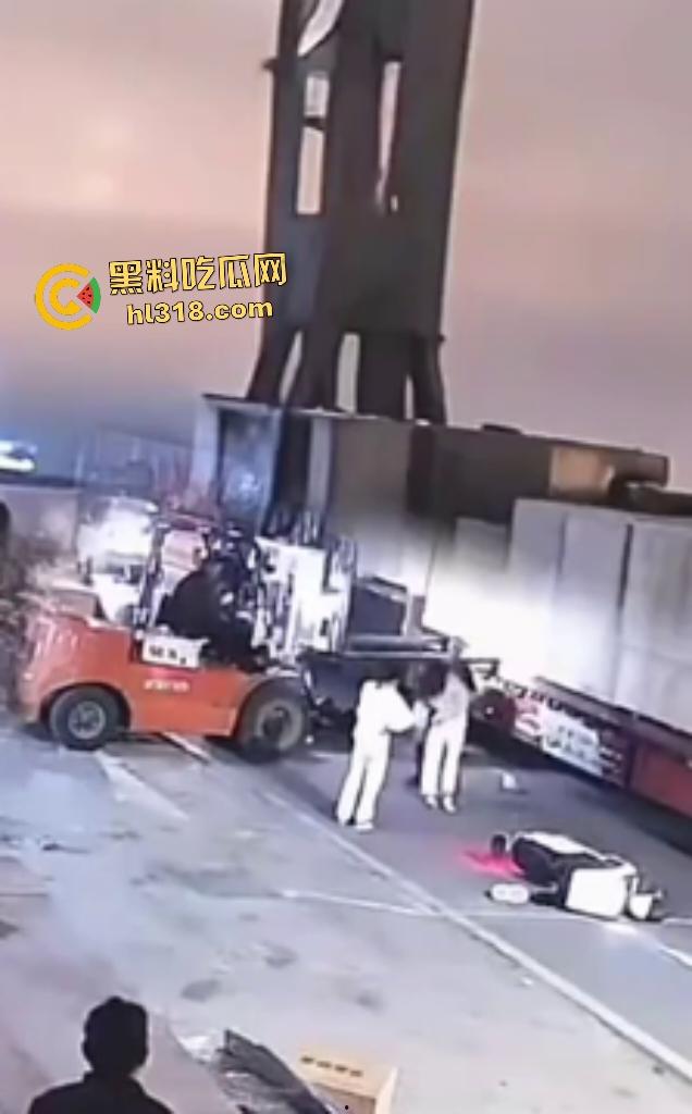 厂内精神小伙耍帅飙电动车遭叉车爆头,撞飞断颈抽搐,几秒后又来第二人紧跟送命!-8