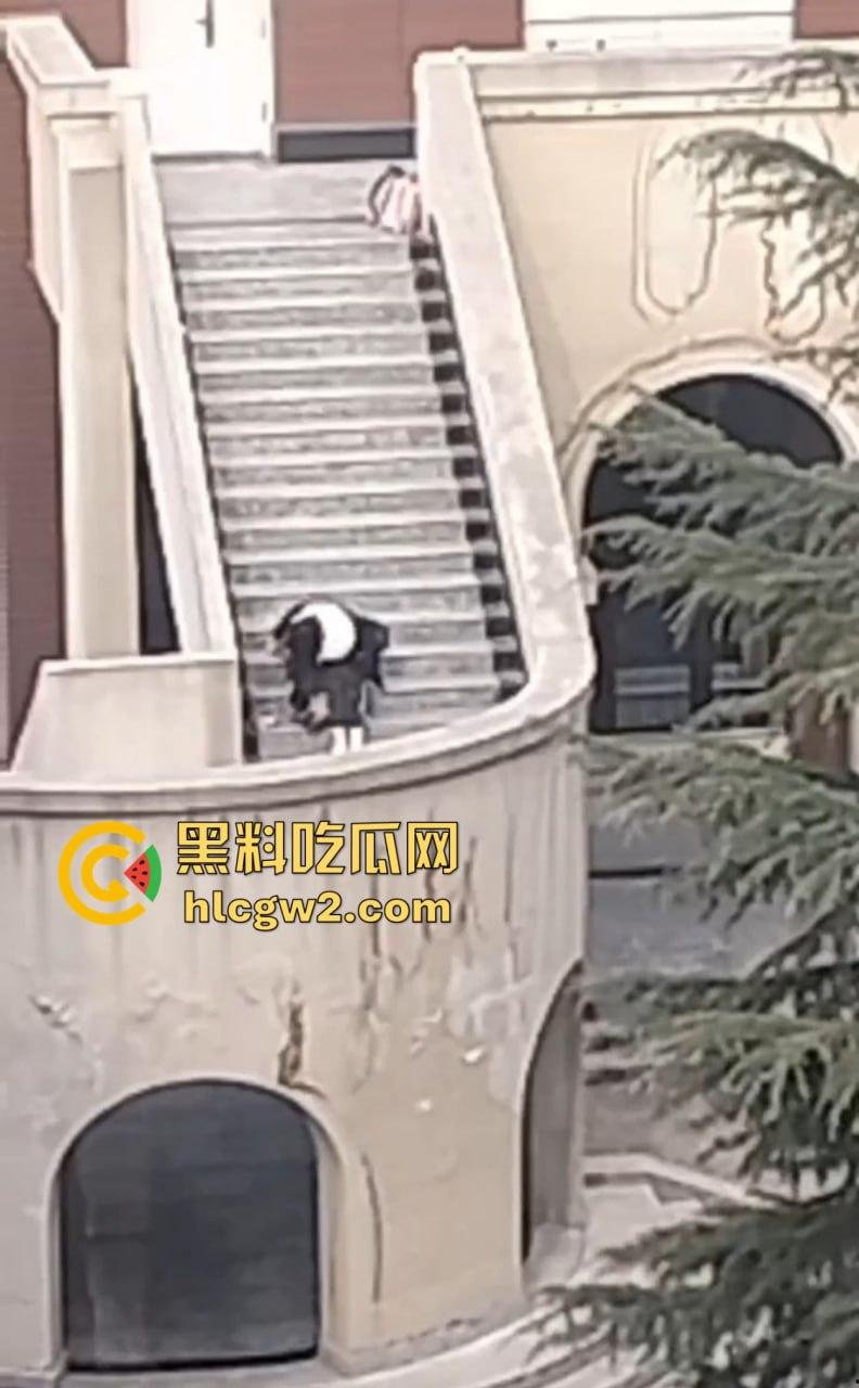 兰州交通大学楼梯口惊现舔逼狂魔 情侣温存男友上头狂舔边舔边看敌情,妹子淫水直流全校看笑话!-10
