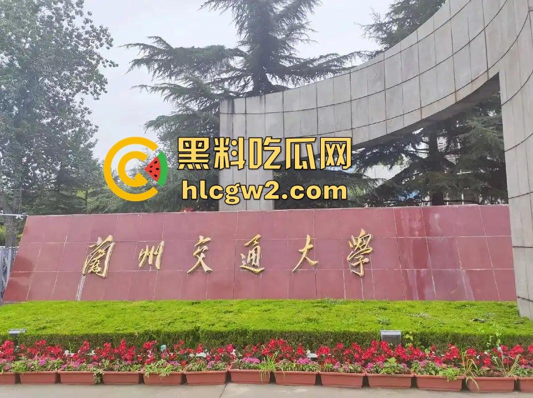 兰州交通大学楼梯口惊现舔逼狂魔 情侣温存男友上头狂舔边舔边看敌情,妹子淫水直流全校看笑话!-11