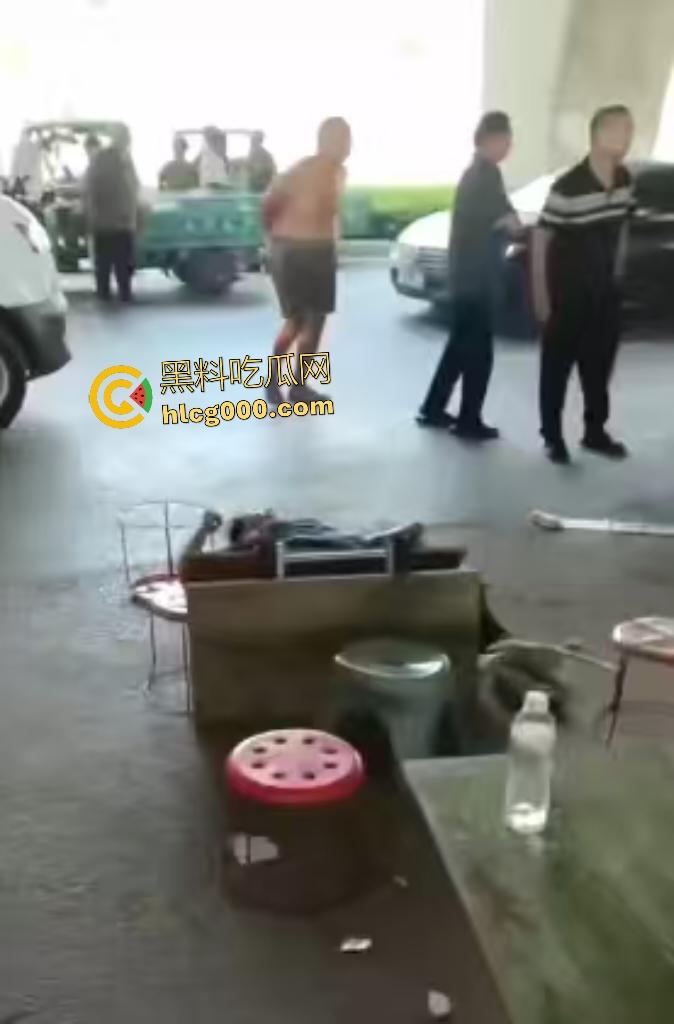 河南中牟摊位争夺战遭捅杀!三人被捅身亡,摊位血流成河,菜品上直接变血红色!-5