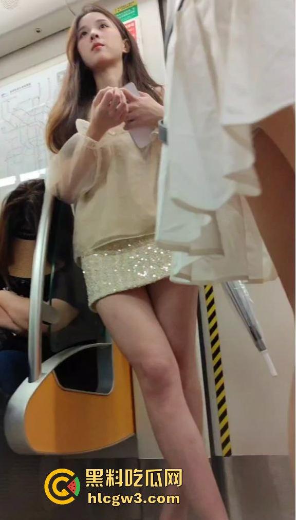 地铁上抄底大长腿小姐姐 被发现偷拍吓得用手机挡脸,哥们运气好没被请进喝茶!-1