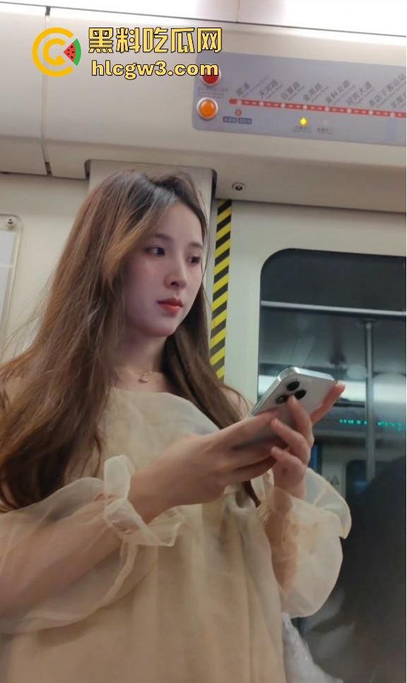 地铁上抄底大长腿小姐姐 被发现偷拍吓得用手机挡脸,哥们运气好没被请进喝茶!-4