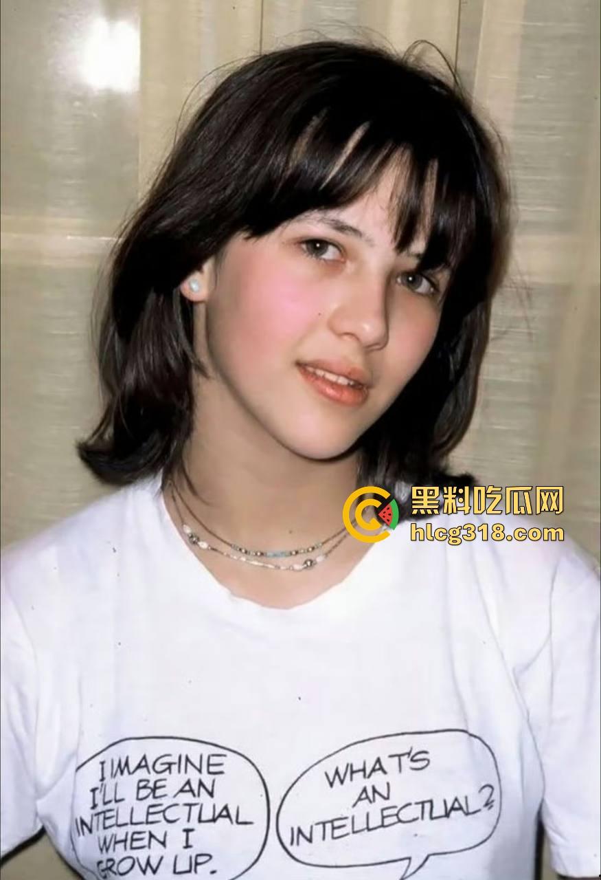 法兰西性感女神【苏菲•玛索】电影节衣服脱落不慎露点 随便让我重温一下她年轻时候的漏点片吧!-5