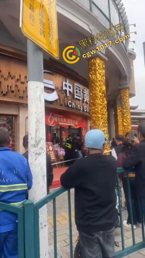 史上最强劫匪：上海金店惨遭口罩男子持锤密集猛砸，围观群众惊呼声交织，持锤狂徒现场被擒！-1