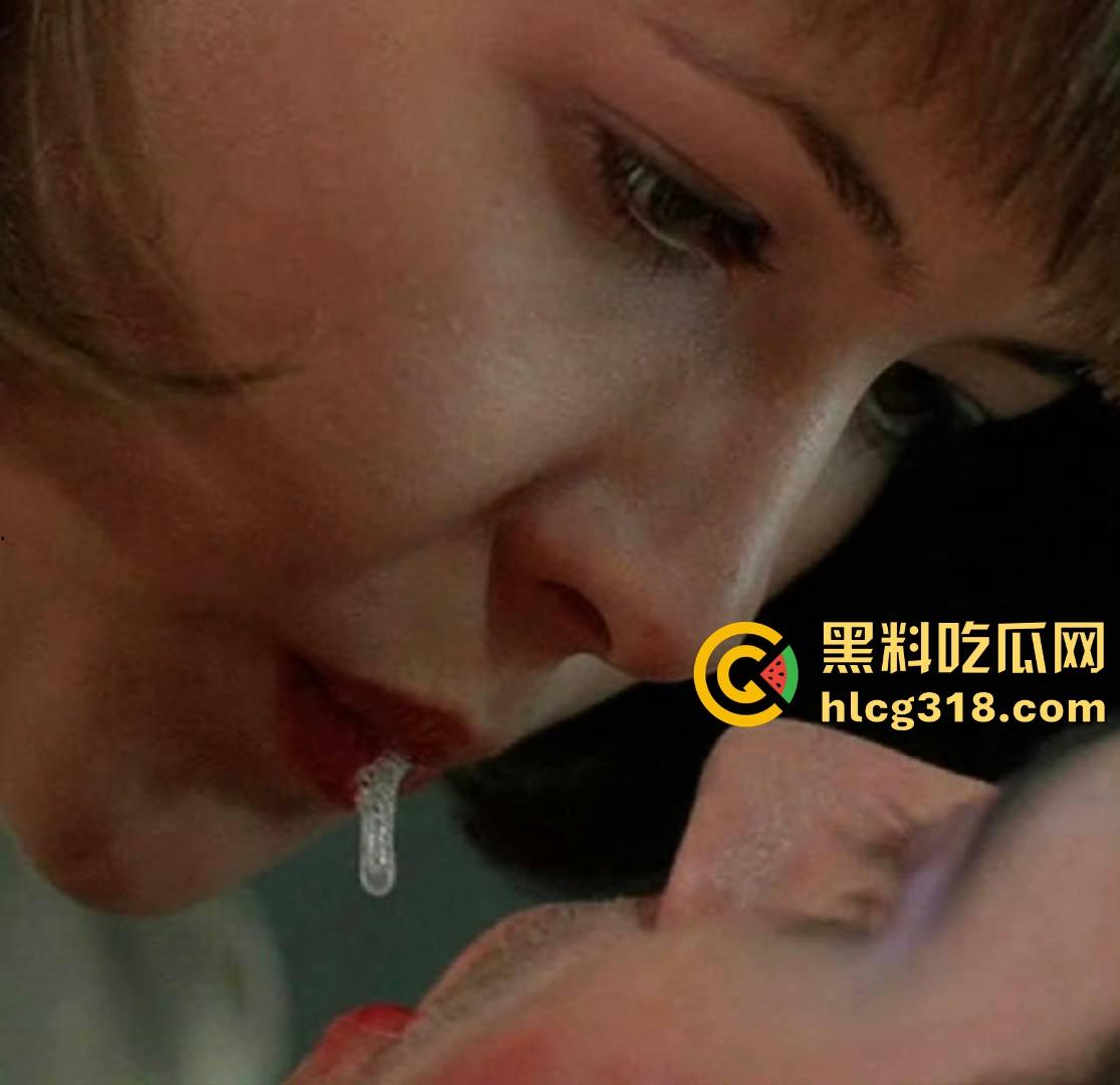 法兰西性感女神【苏菲•玛索】电影节衣服脱落不慎露点 随便让我重温一下她年轻时候的漏点片吧!-6