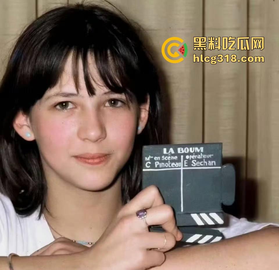 法兰西性感女神【苏菲•玛索】电影节衣服脱落不慎露点 随便让我重温一下她年轻时候的漏点片吧!-7