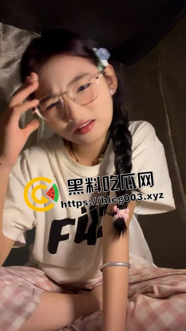 甜美女大学生宿舍直播网调!超甜妹妹自慰毒龙 白眼高潮 差点被舍友发现 付费直播流出-1