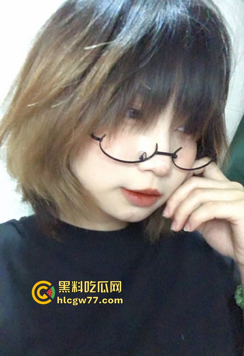 越南童颜巨乳网红,极品身材眼镜母狗,镜头前揉奶自慰,粉嫩巨乳让人口水直流!-2