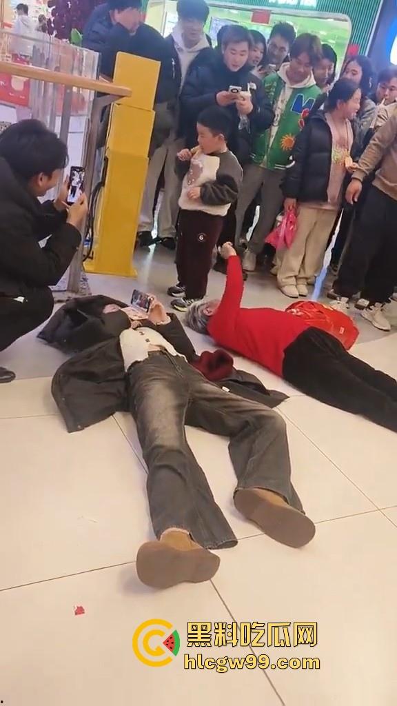 山东临沂兰陵县万达广场老太太与女大学生吵架碰瓷,两人同时躺地,棋逢对手,老太太碰到硬茬了-4