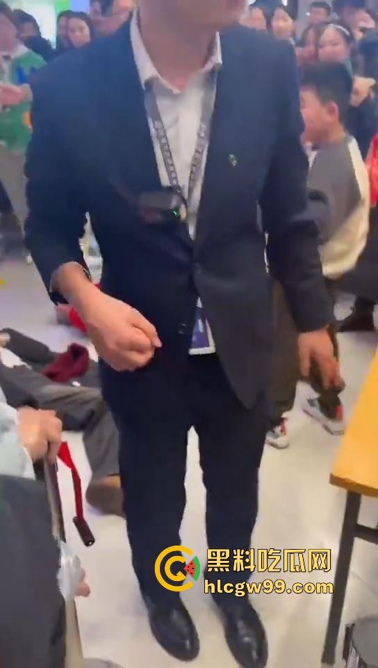 山东临沂兰陵县万达广场老太太与女大学生吵架碰瓷,两人同时躺地,棋逢对手,老太太碰到硬茬了-7