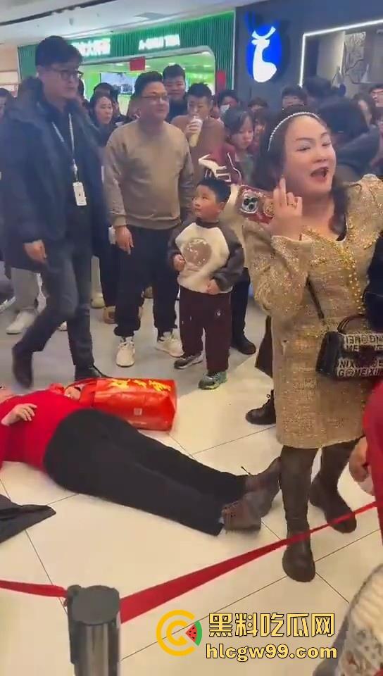 山东临沂兰陵县万达广场老太太与女大学生吵架碰瓷,两人同时躺地,棋逢对手,老太太碰到硬茬了-10