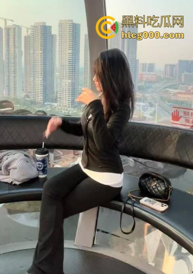 海角乱伦,半夜偷偷溜进小姨房间,卖力肏性感黑丝小姨,狂插猛操,超级紧的小穴每插一下都想射!-1