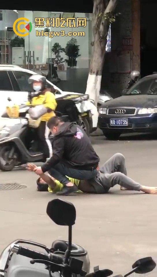 顺德街头武德尽失,黄衣憨憨被揍后不服,扳手砸车泄愤,真就得饶人处且饶怂呗?-3