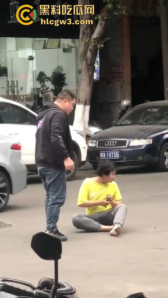 顺德街头武德尽失,黄衣憨憨被揍后不服,扳手砸车泄愤,真就得饶人处且饶怂呗?-5