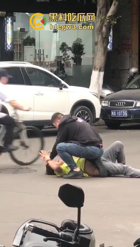 顺德街头武德尽失,黄衣憨憨被揍后不服,扳手砸车泄愤,真就得饶人处且饶怂呗?-6