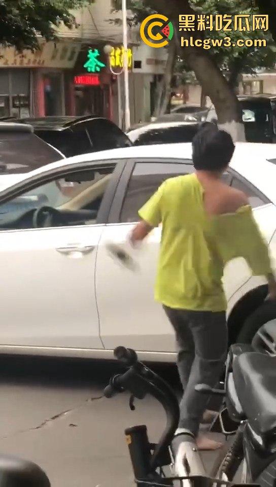 顺德街头武德尽失,黄衣憨憨被揍后不服,扳手砸车泄愤,真就得饶人处且饶怂呗?-9