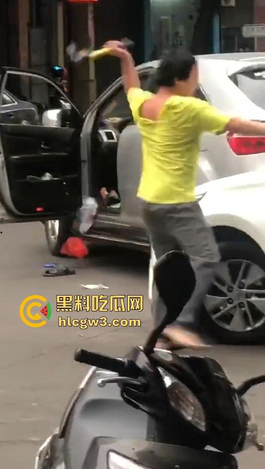 顺德街头武德尽失,黄衣憨憨被揍后不服,扳手砸车泄愤,真就得饶人处且饶怂呗?-10