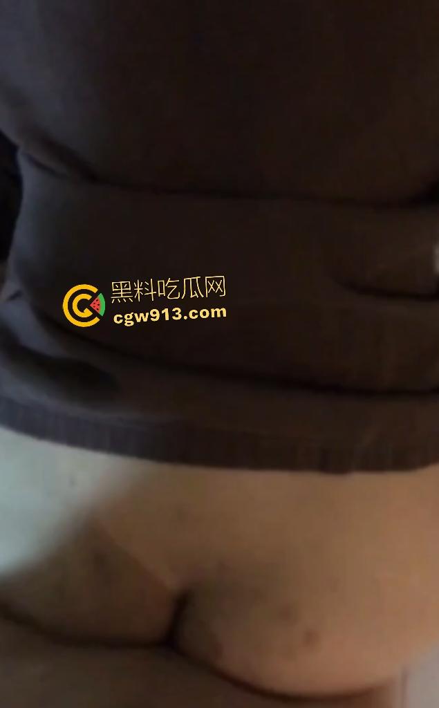 绿帽男友阳痿活该!骚逼女友劈腿,酒店抓门把手被小三后入狂操,奶子被抓爽到病都好了!-3