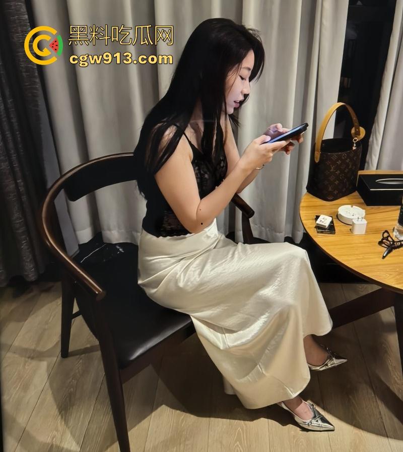 南京银行女职员【秦晓丹】酒店激情狂欢变换骚姿无套爆操,露脸深喉吞吐,成熟女人的魅力挡都挡不住!-1