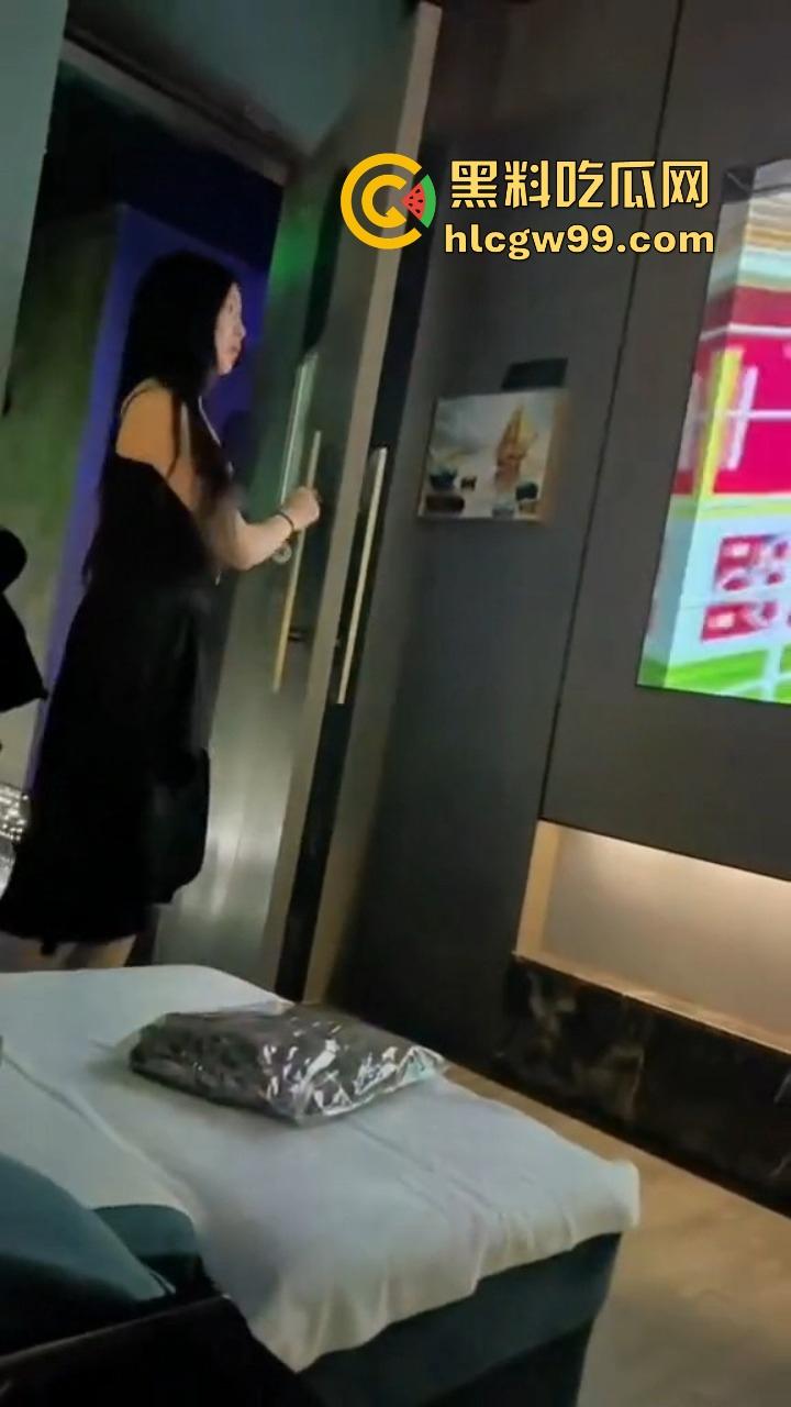 出来玩图个开心,进了按摩店就别当牲口见穴就冲,挑挑拣拣点个高端货,不然你后悔的不是做过什么,是没做对!-1