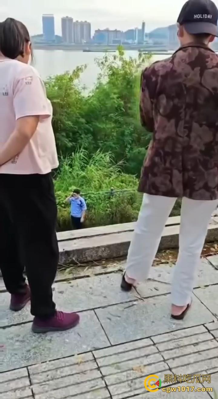 广东肇庆端州江滨堤,长发男司机疲劳驾驶,导致车辆失控开下堤坝,车辆翻滚险些酿成惨剧 !-1