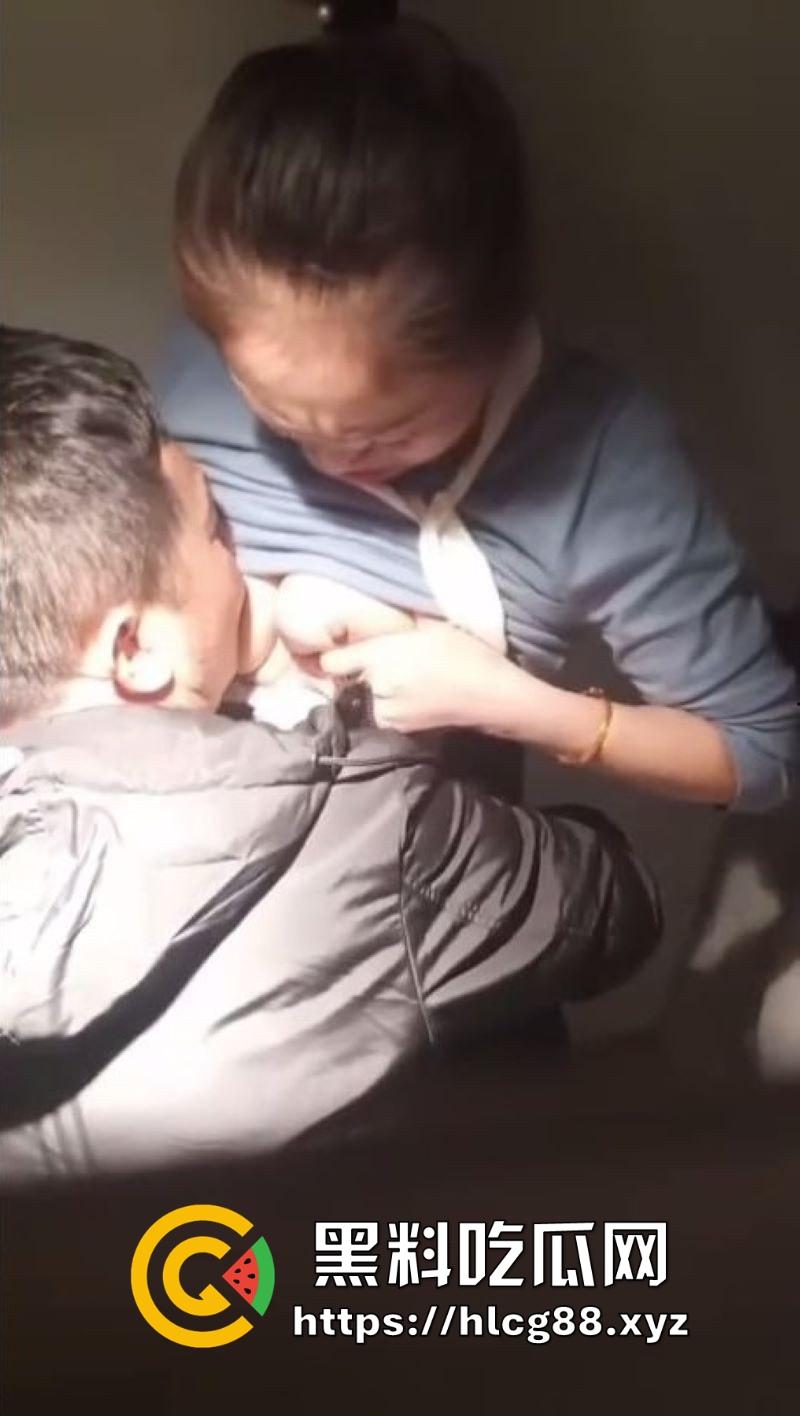 河南郑州万达广场柜姐,不雅视频流出,和男友厕所激情爱抚,对着巨乳一顿猛啃,爽的欲仙欲死!-1