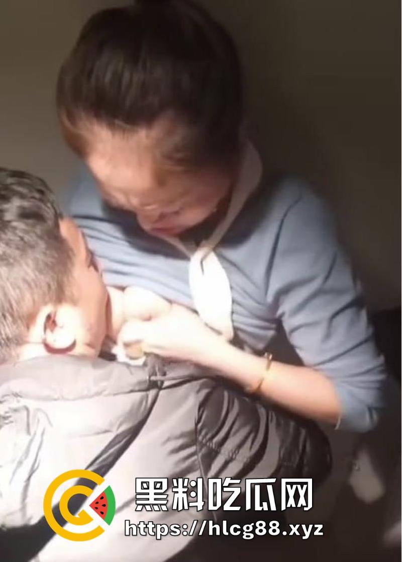 河南郑州万达广场柜姐,不雅视频流出,和男友厕所激情爱抚,对着巨乳一顿猛啃,爽的欲仙欲死!-3