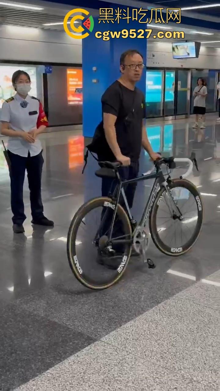 杭州素质眼镜男强行自行车强闯地铁站,工作人员劝解阻挠,全程当没听见,见人就开喷,懂不懂什么叫规定!-2