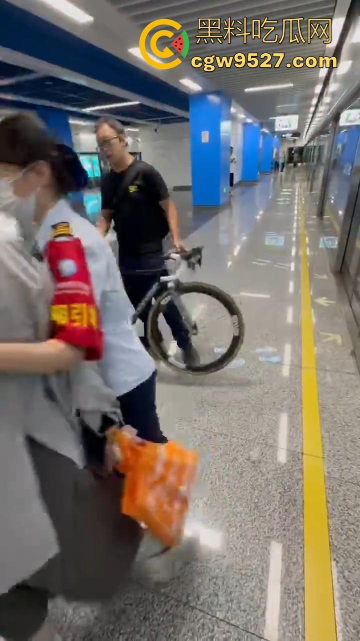 杭州素质眼镜男强行自行车强闯地铁站,工作人员劝解阻挠,全程当没听见,见人就开喷,懂不懂什么叫规定!-4