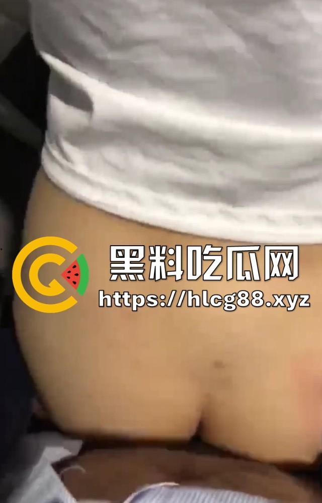 河南郑州万达广场柜姐,不雅视频流出,和男友厕所激情爱抚,对着巨乳一顿猛啃,爽的欲仙欲死!-6
