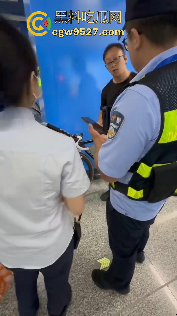 杭州素质眼镜男强行自行车强闯地铁站,工作人员劝解阻挠,全程当没听见,见人就开喷,懂不懂什么叫规定!-6