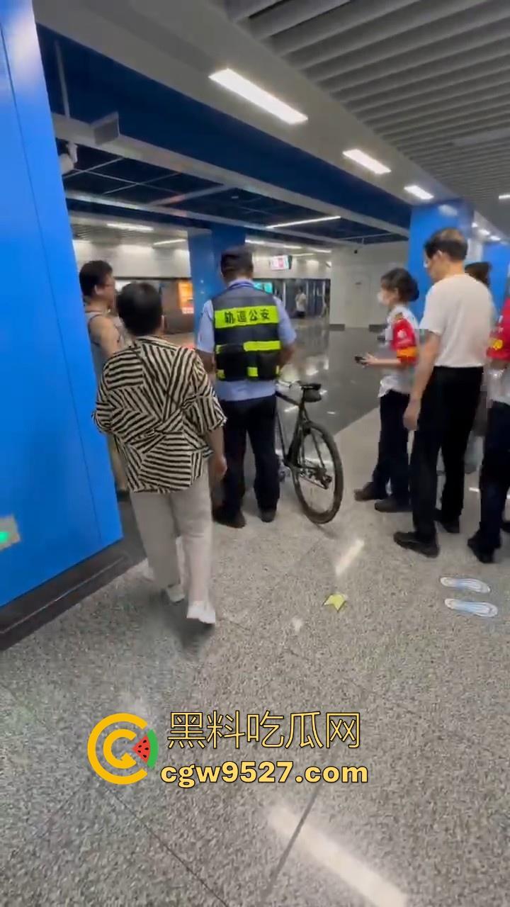 杭州素质眼镜男强行自行车强闯地铁站,工作人员劝解阻挠,全程当没听见,见人就开喷,懂不懂什么叫规定!-8