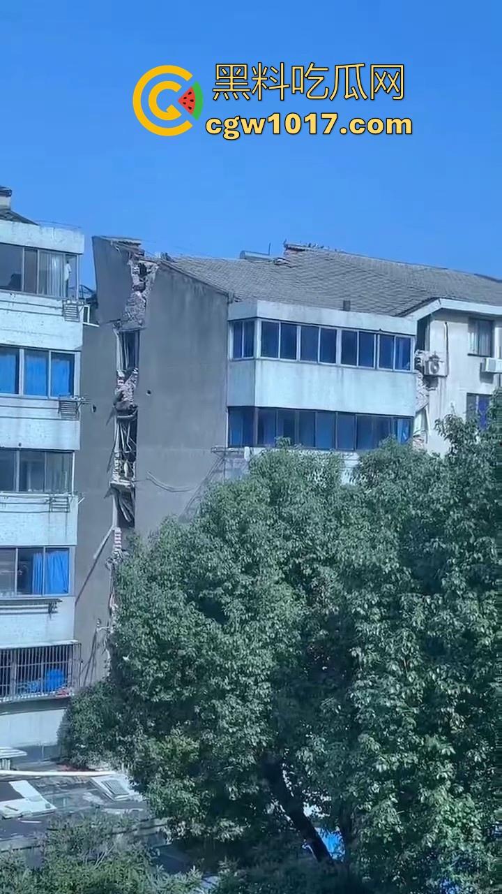 江苏丹阳一小区楼体发生沉降开裂,事故原因正在调查,还好没造成人员伤亡,所有居民已安全撤离!-2