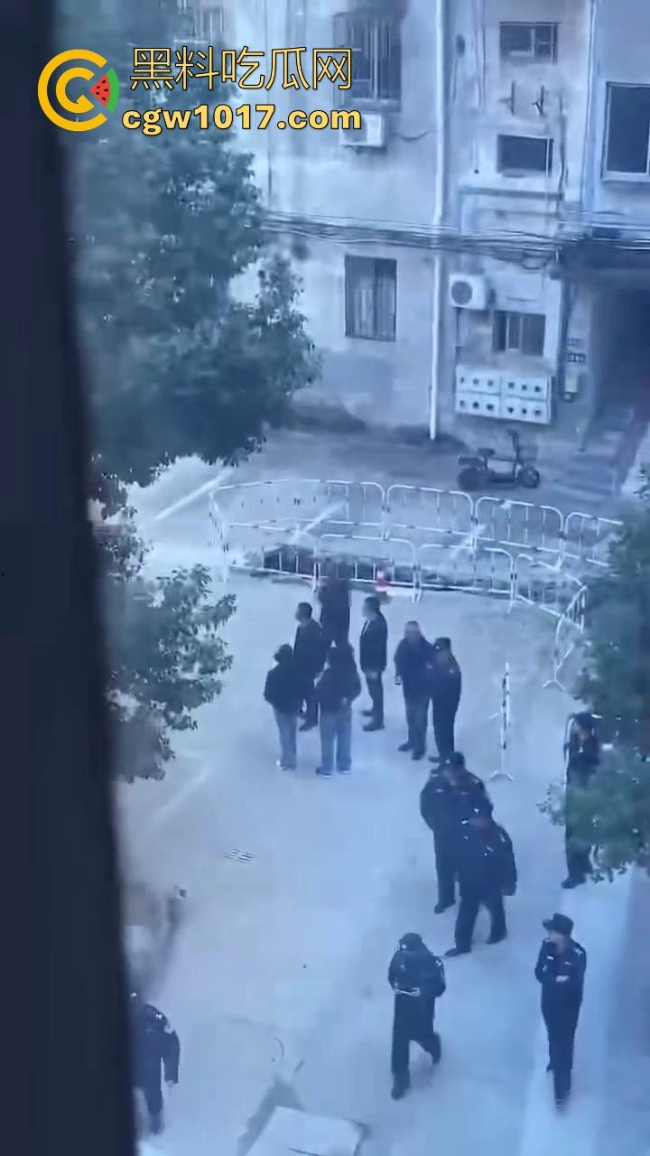 江苏丹阳一小区楼体发生沉降开裂,事故原因正在调查,还好没造成人员伤亡,所有居民已安全撤离!-3