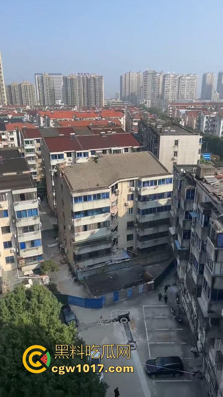 江苏丹阳一小区楼体发生沉降开裂,事故原因正在调查,还好没造成人员伤亡,所有居民已安全撤离!-7