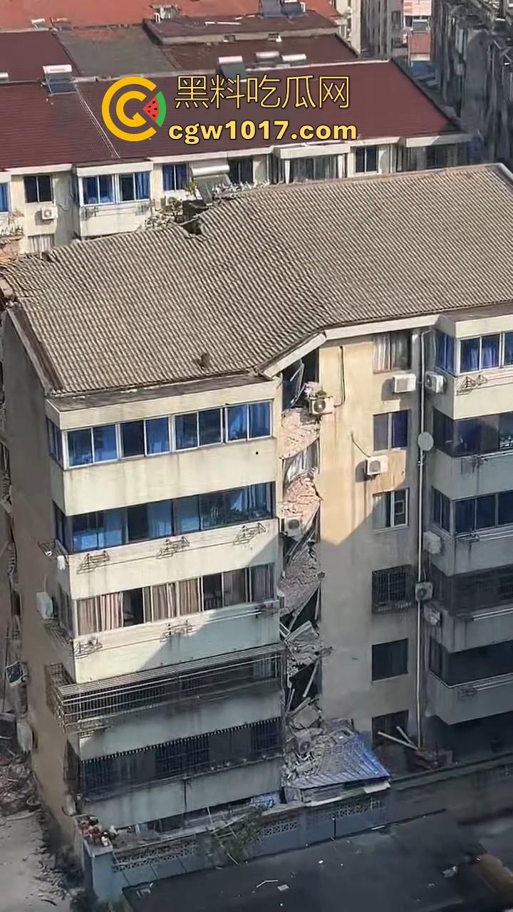 江苏丹阳一小区楼体发生沉降开裂,事故原因正在调查,还好没造成人员伤亡,所有居民已安全撤离!-8