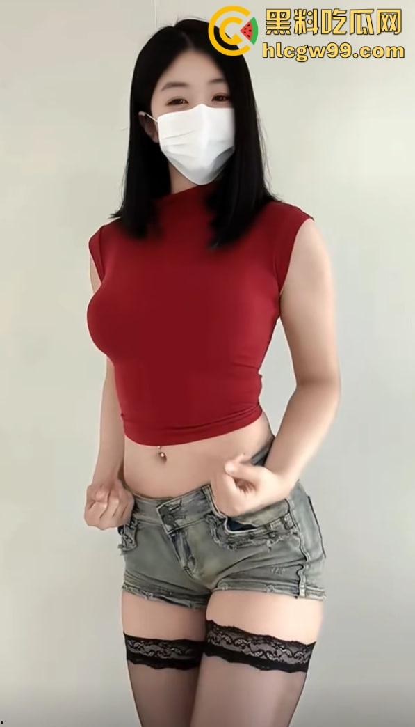 抖音30万粉网红『菜牙』伺候大哥,黑丝吊带抠逼自嗨喷水,给大哥定制福利视频,结果流出全网疯传!-7