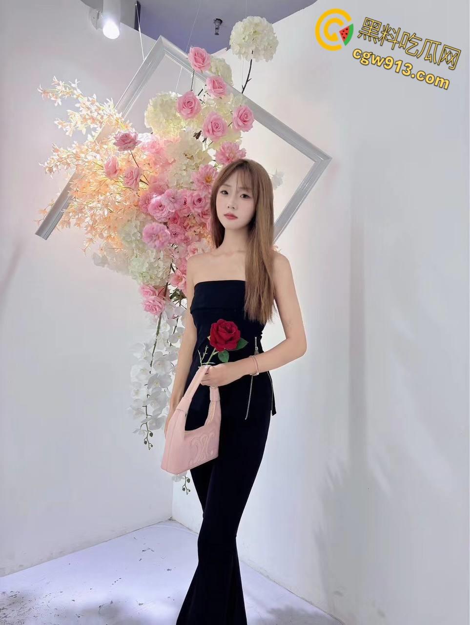 约炮极品嫩妹【朱雅】，背着男友夜店偷情寻欢，穿上情趣黑丝饥渴跪地求肉棒，颜射吞精精液覆盖全脸 !-2