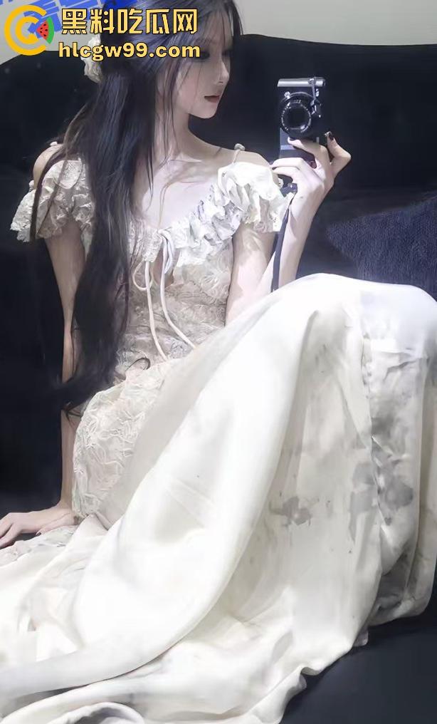 抖音高颜值网红【垚垚垚垚垚】一边直播一边被金主后入爆操,审核是睡着了吗 这都不封号?-3