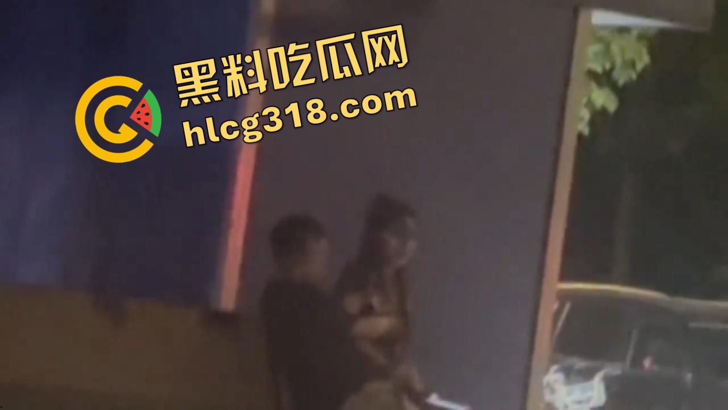 小情侣激情路边打飞机,巡警一照手还在撸,故作镇定装糊涂,路边撸管到底算不算犯法?-4